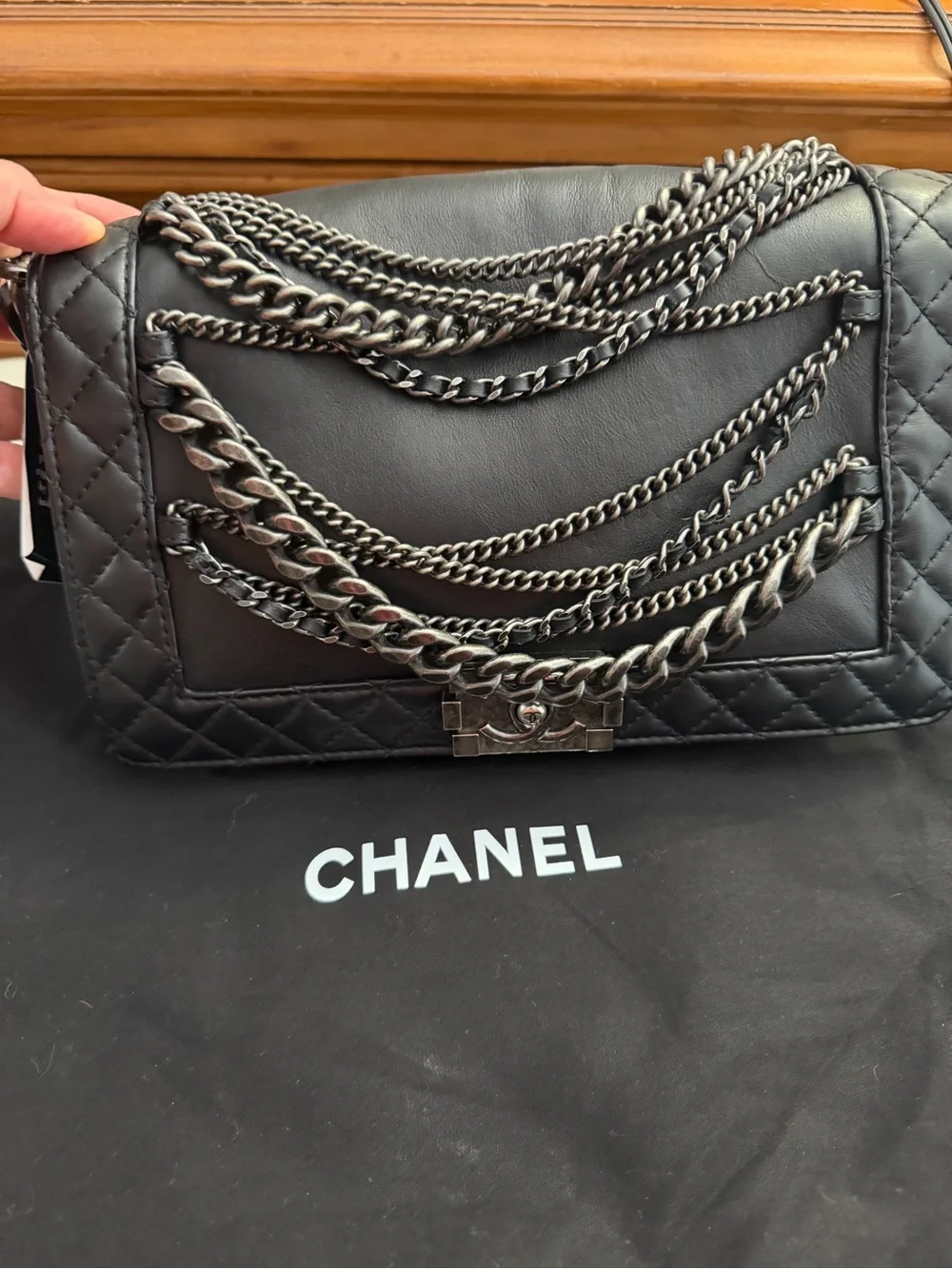 CHANEL Black Quilted Leather Shoulder Bag with Gunmetal Chains